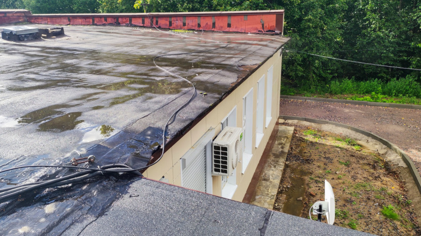 Крыша здания с антеннами и мачтой