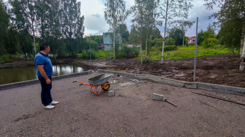 Строительные работы у водоёма