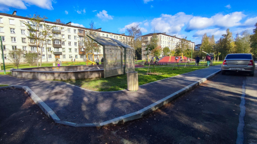 Дворовая территория с детской площадкой и жилыми домами
