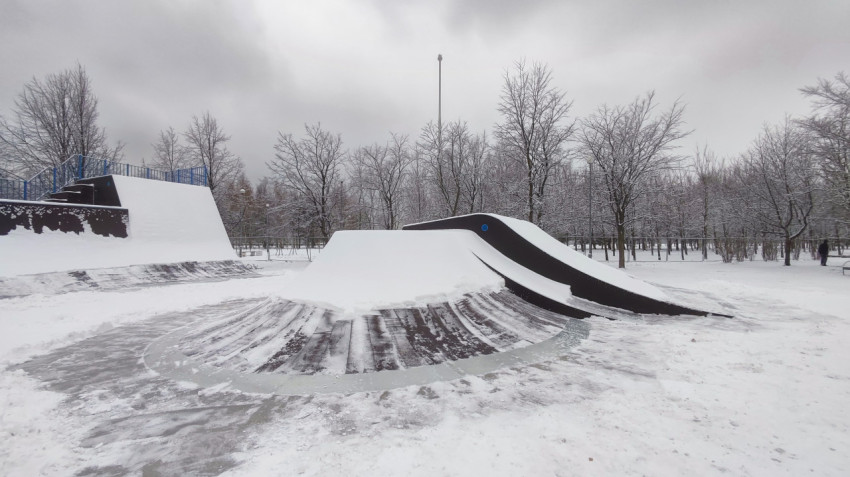 Фигуры скейтпарка с радиусными элементами и настилами зимой