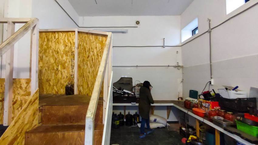 Подсобное помещение с лестницей из OSB и заготовками для хранения