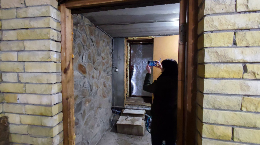 Осмотр изолированного прохода с кирпичными стенами и утеплённой дверью