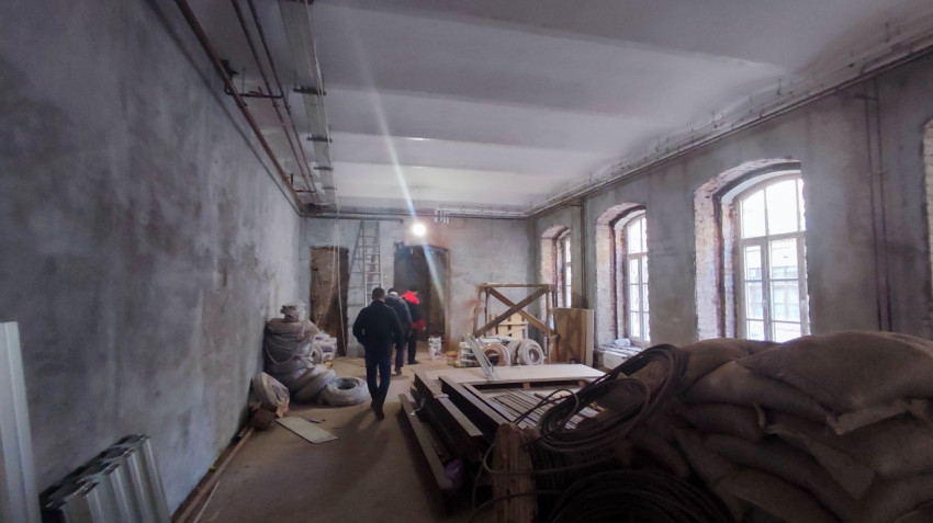 Коридор старого здания в процессе реставрации с открытыми стенами