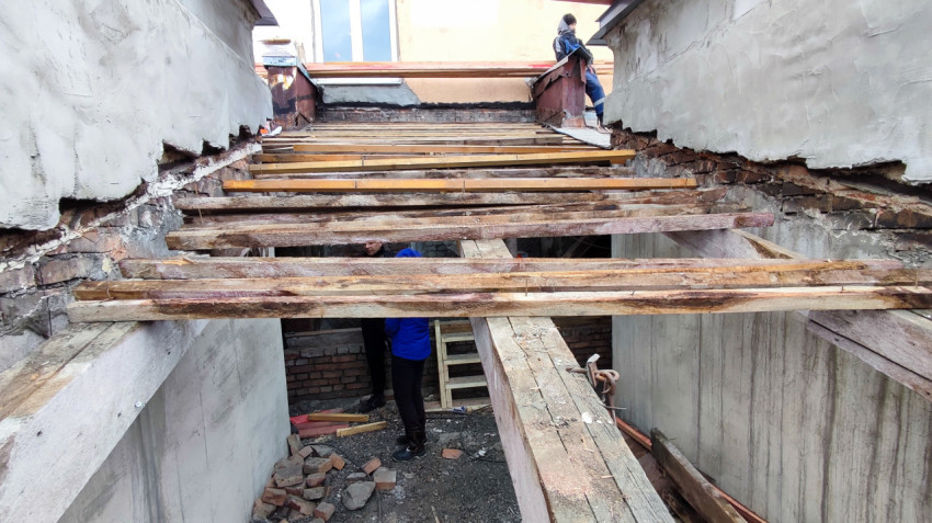Демонтаж перекрытия между стенами здания