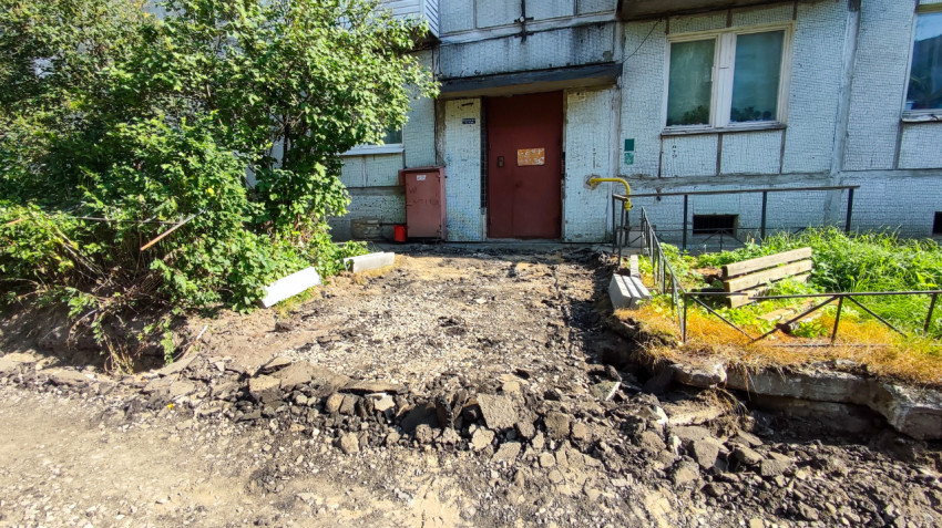 Ремонт тротуара и проезда у жилого дома с частично разобранным покрытием и бордюрами