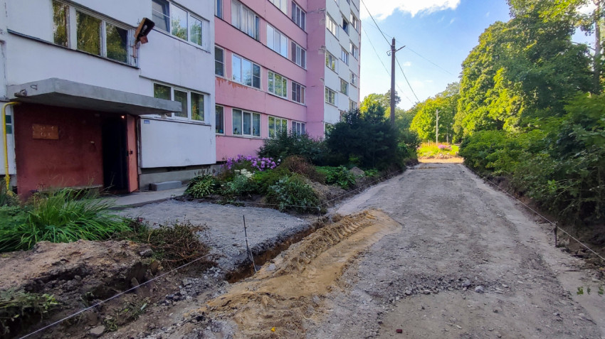 Ремонт дворового проезда у подъезда многоэтажного дома с щебнем, песком и разметочными шнурами