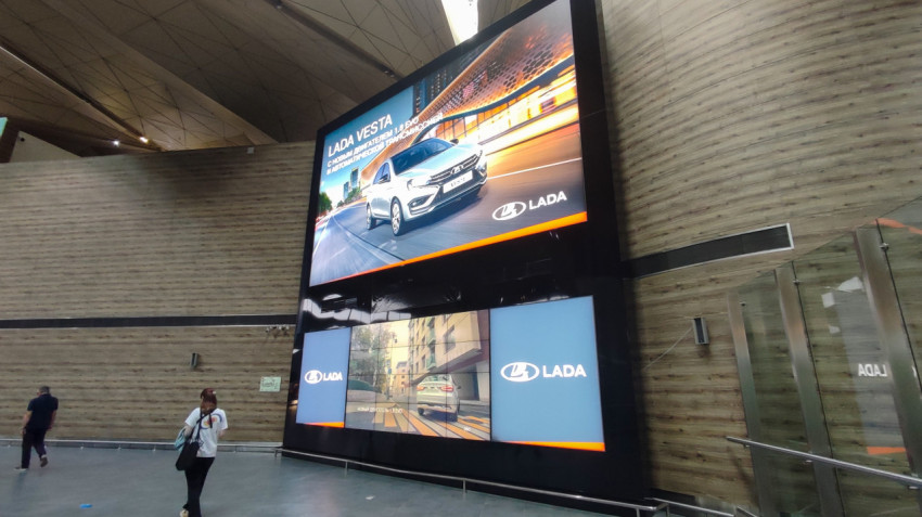 Рекламные экраны LADA и пустой простор терминала вокруг