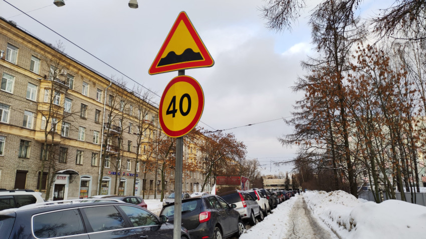 Дорожные знаки об ограничении скорости на снежной дороге