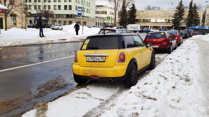 Жёлтый автомобиль Mini Cooper на обочине