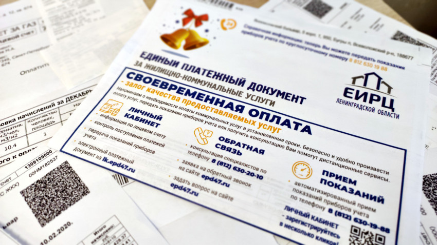 Стопка счетов за коммунальные услуги на столе
