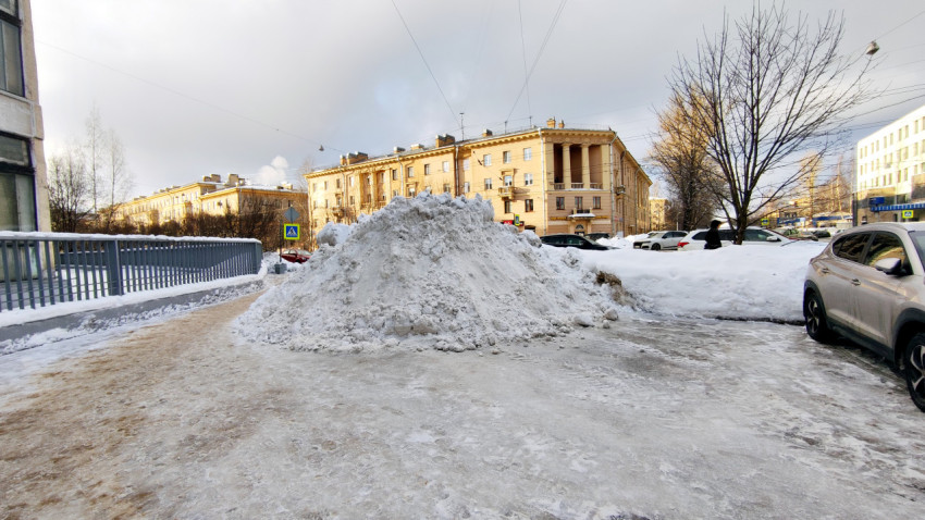 Сугроб на парковке