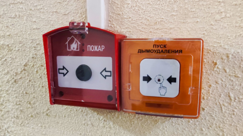 Кнопки пожарной сигнализации на стене внутри здания
