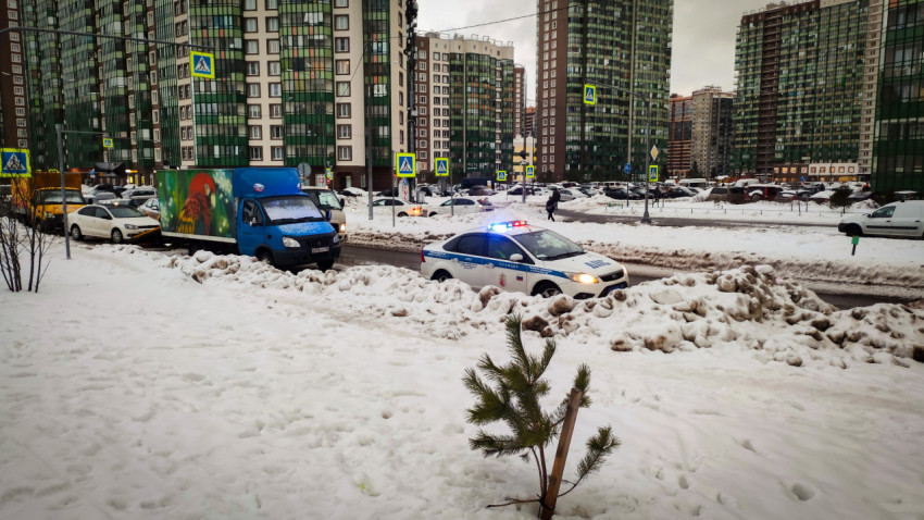 Полицейская машина на снежной улице в городе