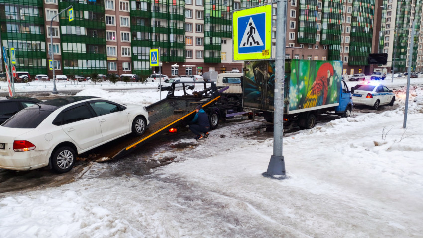 Полиция следит за процессом эвакуации автомобиля