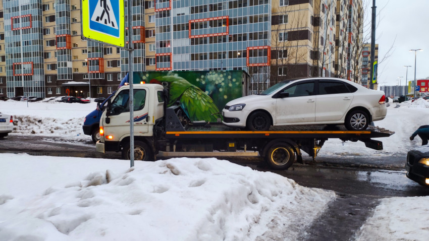 Эвакуатор увозит машину