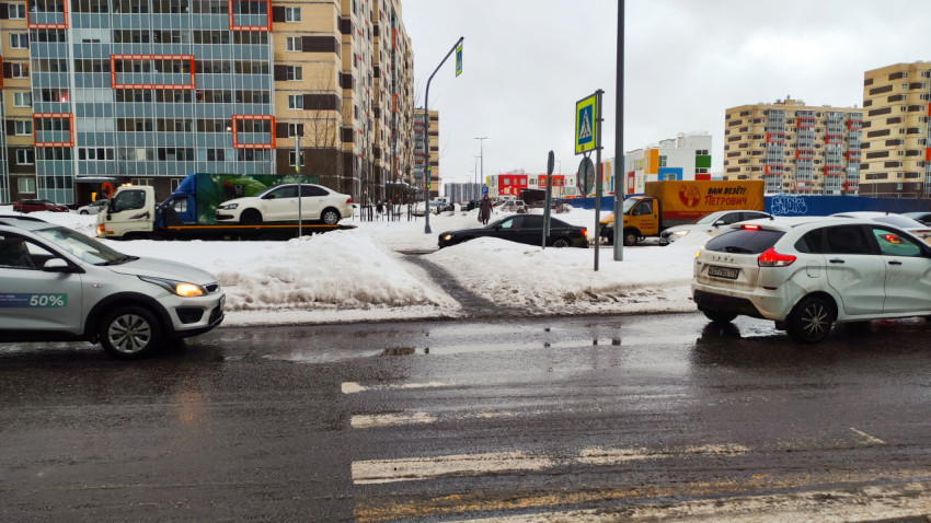 Пешеходный переход через дорогу у современных многоэтажек