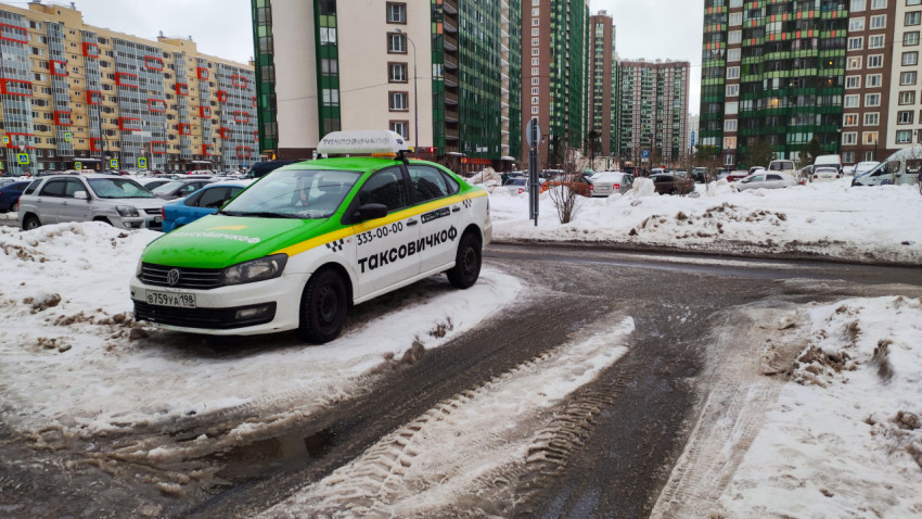 Такси на улице рядом с многоэтажными домами