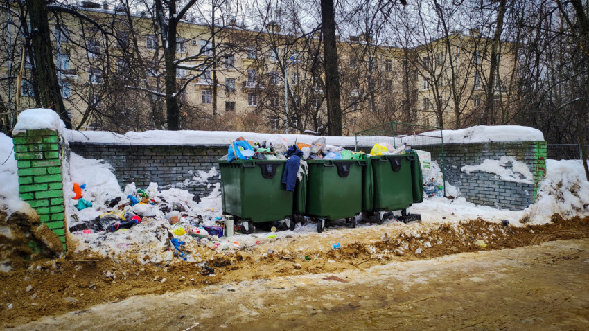 Переполненные мусорные контейнеры у дороги