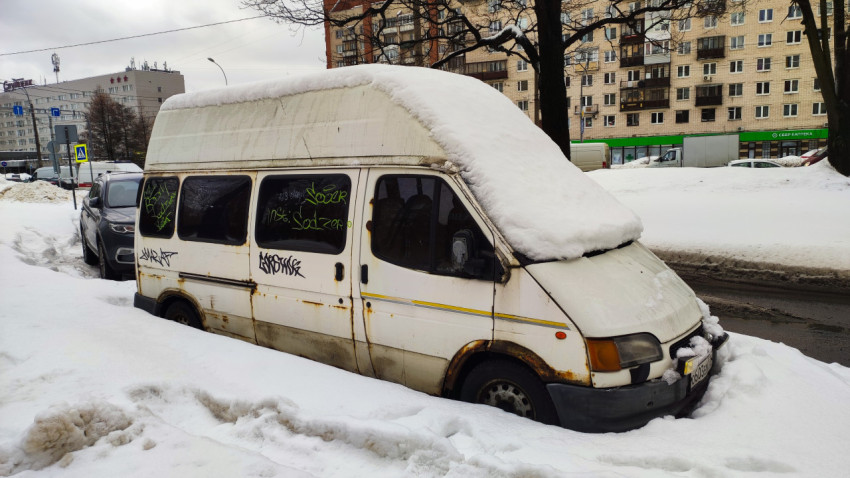 Заброшенный микроавтобус в снегу