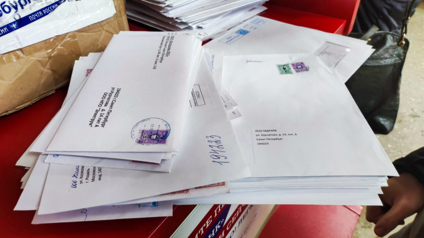 Стопка писем на почте в ожидании отправки