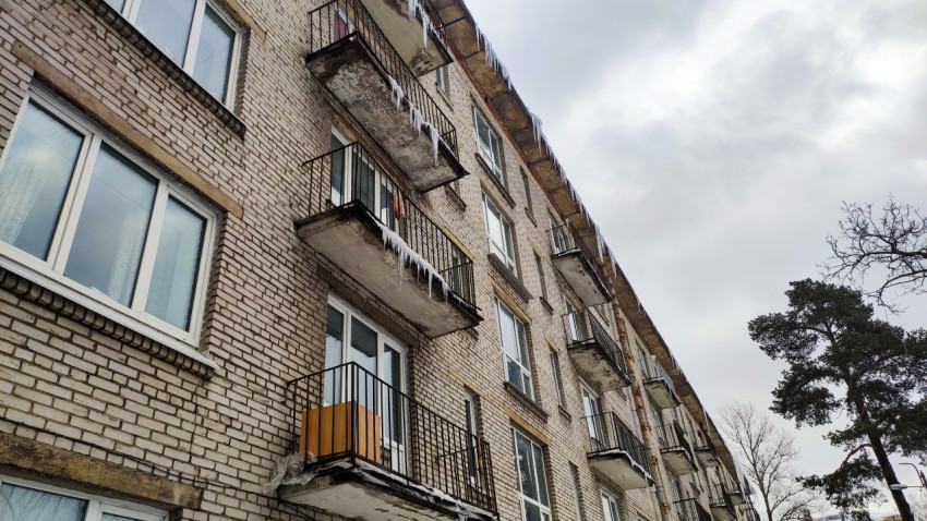 Сосульки на балконах и крыше жилого здания