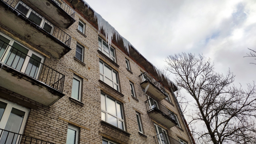 Сосульки на крыше жилого дома