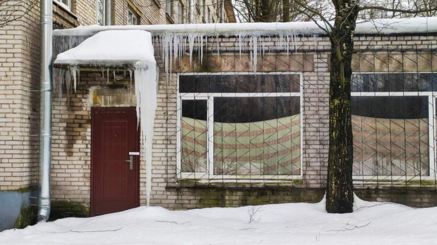 Сосульки у входа в одноэтажное здание