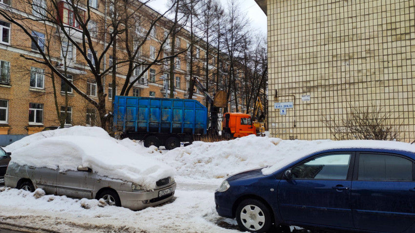 Автомобили, припаркованные на обочине дороги в снегу