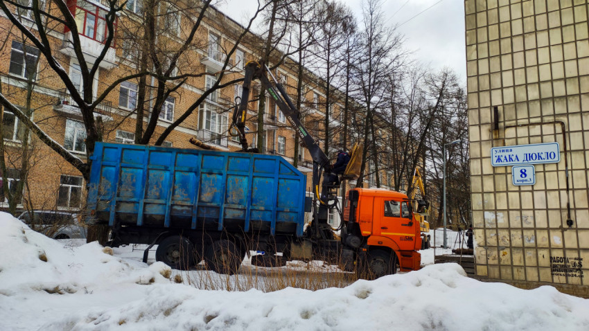 Грузовик во дворе многоэтажного жилого дома