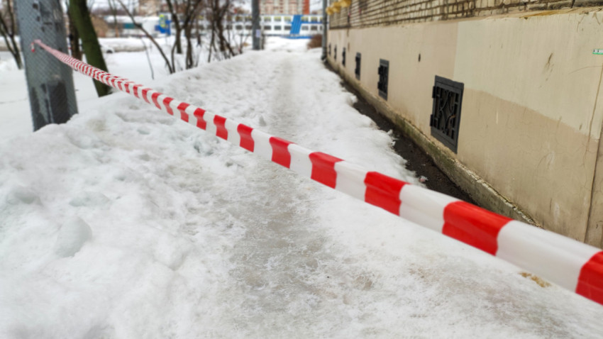 Предупредительная ленточка на тротуаре