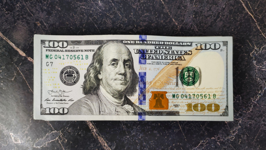 100 долларов США