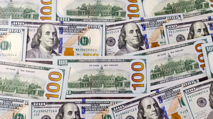 Банкноты 100 Долларов США на столе