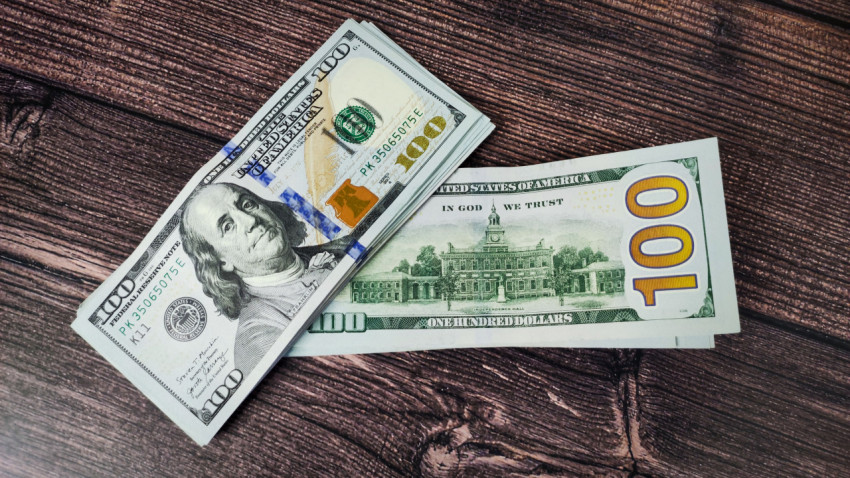 Дизайн фронтальной и задней стороны 100 долларов США с изображением Бенджамина Франклина
