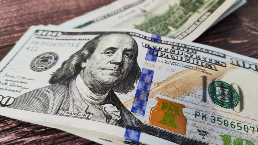 Купюры в 100 долларов США крупным планом