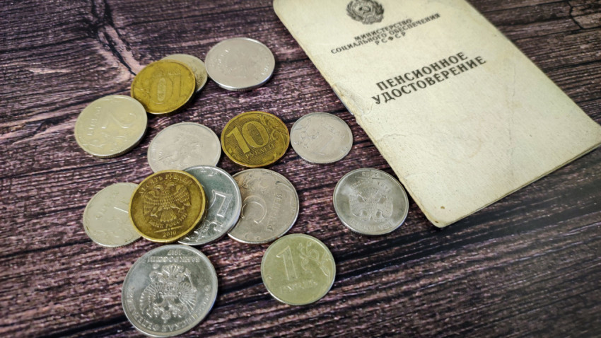 Пенсионное удостоверение и мелочь на столе
