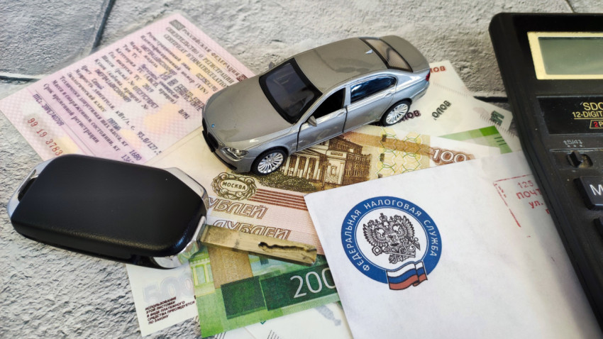 Модель автомобиля с деньгами, ключами, СТС и налоговым уведомлением