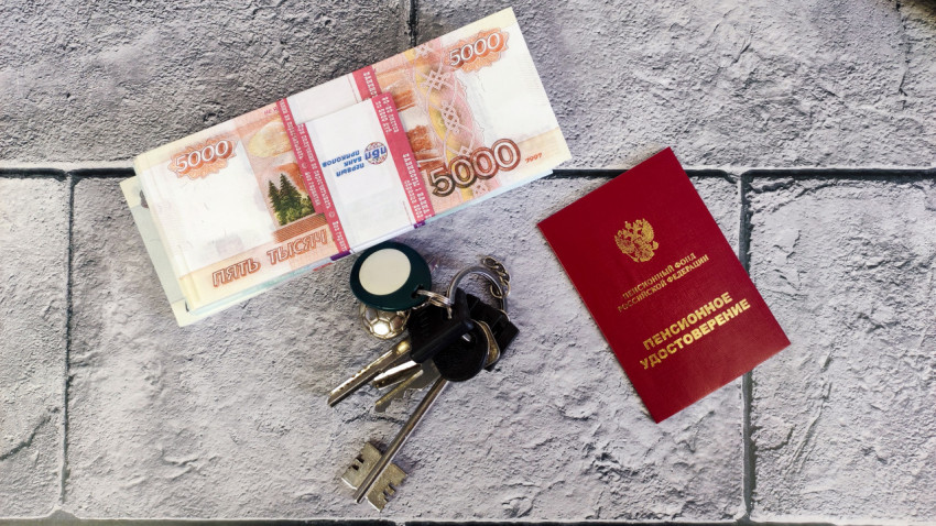 Пачки денег, ключи от квартиры и пенсионное удостоверение