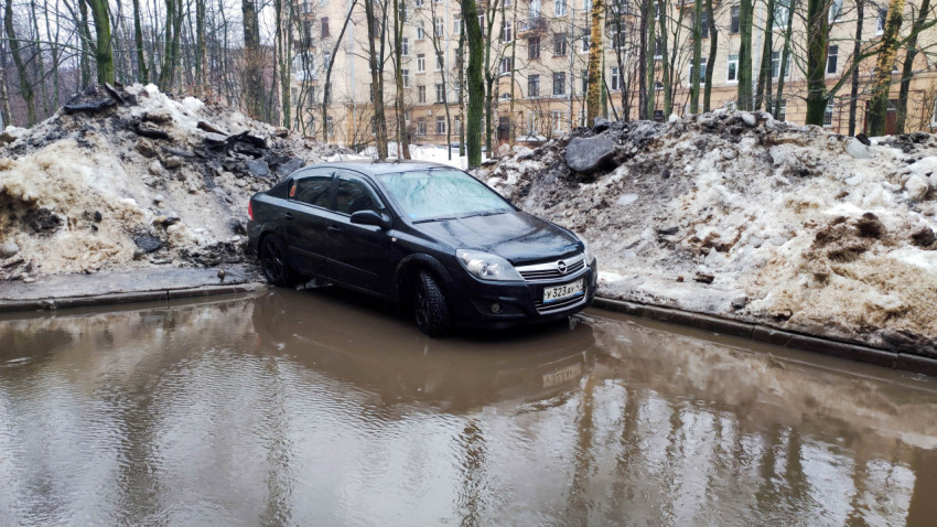 Автомобиль припаркован в большой луже