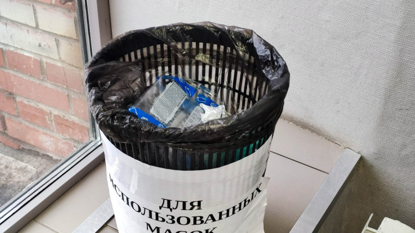 Корзина для использованных масок на подоконнике в помещении