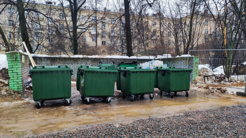Зеленые контейнеры для мусора