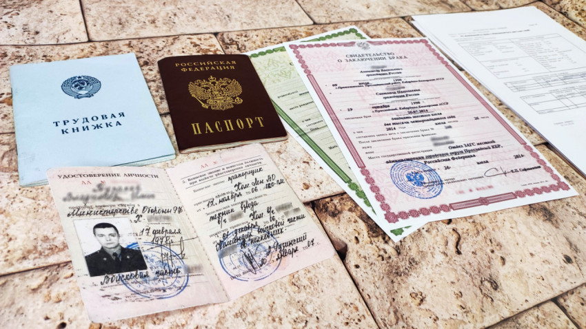 Набор документов: военный билет, паспорт, трудовая книжка, свидетельства о рождении и браке, справка формы 7