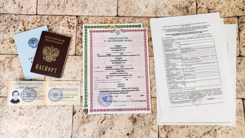Набор документов ветерана труда, включая паспорт, свидетельство о рождении и браке, трудовую книжку и выписку из ЕГРН
