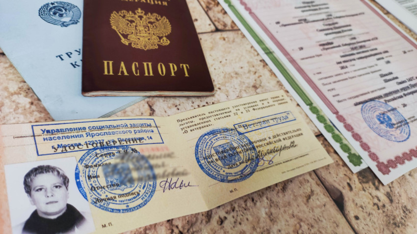 Набор документов ветерана труда на столе