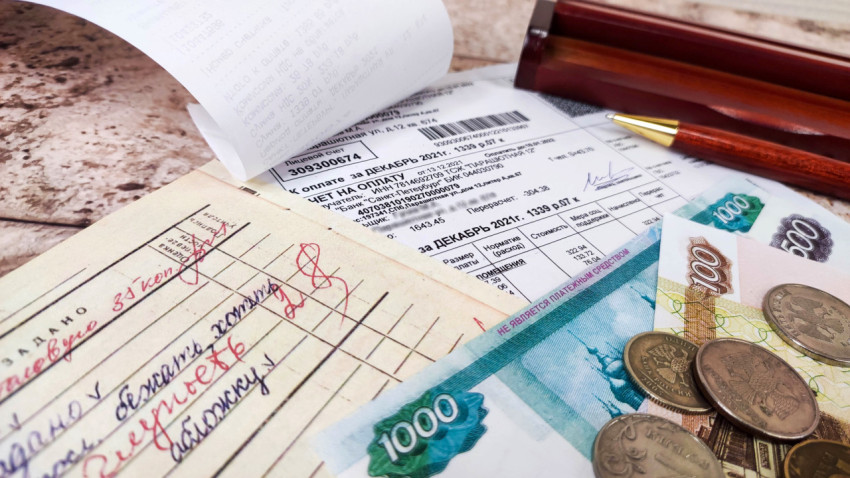 Квитанция за жилищно-коммунальные услуги, ручка с футляром, деньги и дневник ученика с оценками
