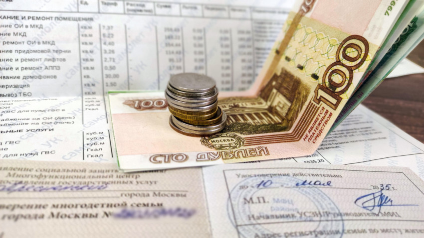 Денежные купюры и монеты на коммунальном счете