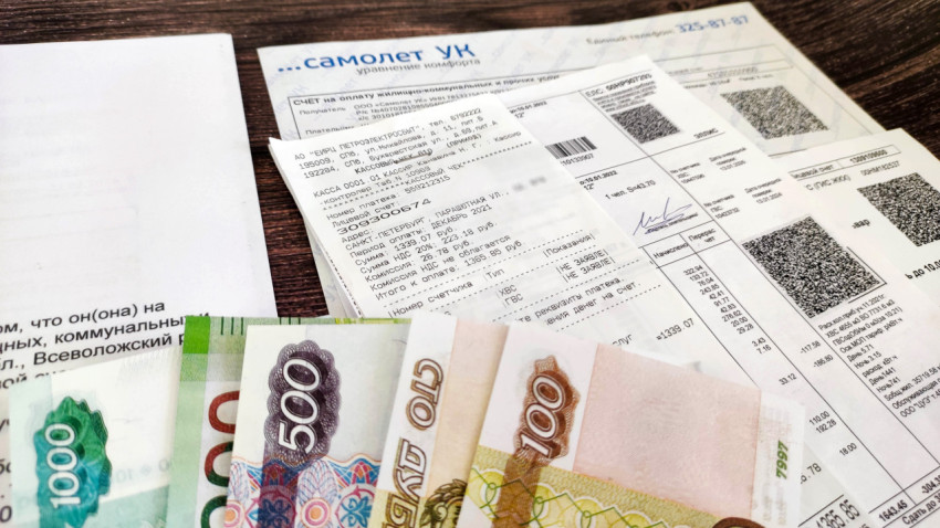 Деньги на оплату коммунальных счетов на столе