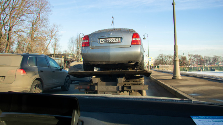 Автомобиль Ниссан Альмера едет на эвакуаторе