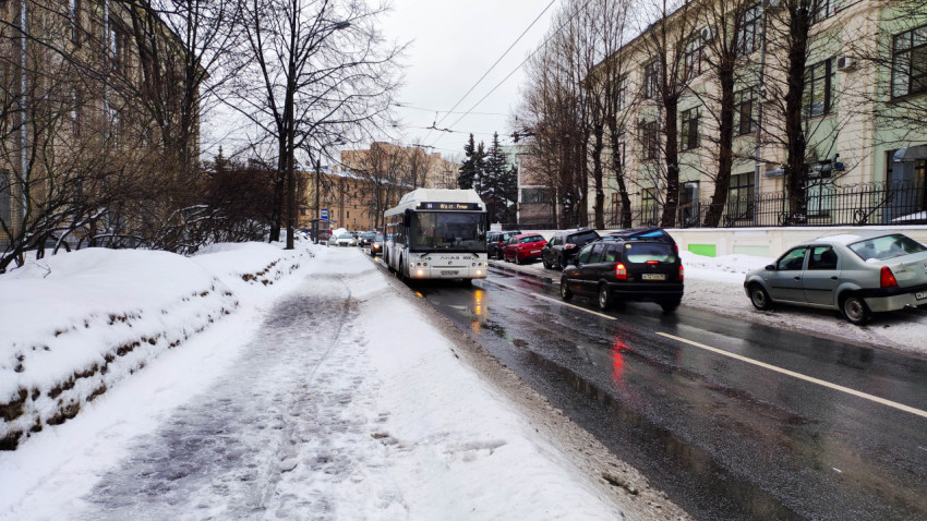 Автобус на улице Курчатова в зимний день