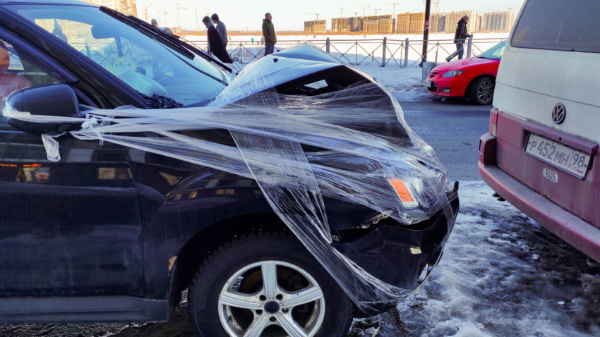 Поврежденный автомобиль на улице