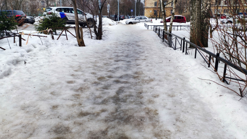 Зимний тротуар, покрытый льдом и снегом
